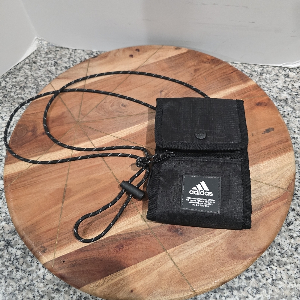 Adidas / ADIDAS Neck Pouch Crossbody / Black / Travel / Coaches Pouch / GB4315